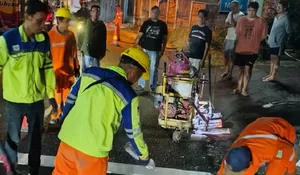 Minimalisir Kecelakaan, RT41/6 Gandul Depok Swadaya Cat Marka Jalan Bukit Cinere Raya