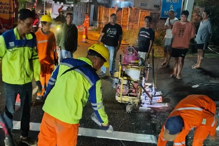 RT41/6 Kelurahan Gandul, Cinere, Depok berinisiatif melaksanakan pengecetan marka Jalan Bukit Cinere, Rabu (13/8). (RADAR DEPOK)