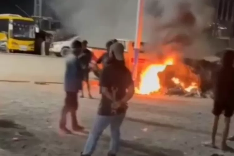 Aksi pembakaran di kawasan PT IMIP oleh sekelompok orang tak dikenal (Ist/diksi.net)