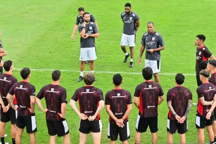 Pelatih Timnas Indonesia Patrick Kluivert (kedua kanan) memberikan instruksi saat memimpin sesi latihan perdana di Training Center Bali United, Pantai Purnama, Gianyar, Bali, Senin (26/5/2025). (YouTube/@GARUDA NUSANTARA )