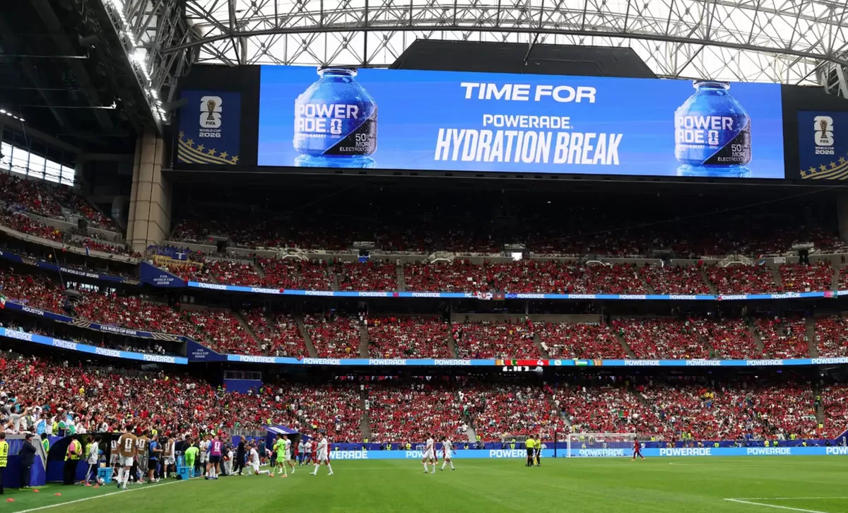 Kebijakan iIstirahat wajib untuk minum air merupakan hal baru di Piala Dunia 2026 yang diterapkan FIFA. Alasannya demi kesehatan pemain bukan iklan.