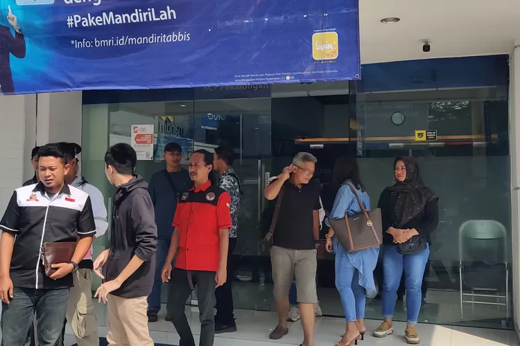 MEDIASI : Bocah yatim piatu warga Perumahan Tanjung, Kecamatan Tirto, Kabupaten Pekalongan, TT (15) yang rumahnya terancam disita karena menunggak utang di bank, akhirnya datang didampingi kuasa hukum untuk mediasi.
