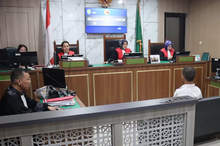 Terdakwa kasus penipuan anak mantan Dandim dan polisi gadungan, Yoga Pratama saat melakukan sidang di Pengadilan Negeri Depok. (KEJARI DEPOK)