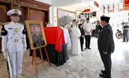 Dihadapan Jenazah, Presiden Prabowo Beri Penghormatan Terakhir dan Doa kepada Almarhum Jenderal TNI (Purn) Ryamizard Ryacudu