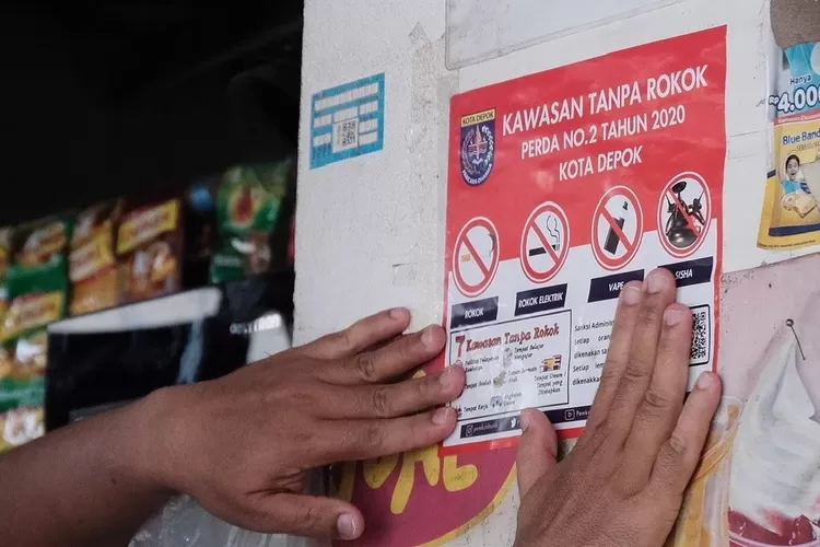 Petugas gabungan Dinkes dan Satpol PP Kota Depok melakukan sidak dan sosialisasi KTR di wilayah Kelurahan Kemirimuka, Kecamatan Beji, Depok.