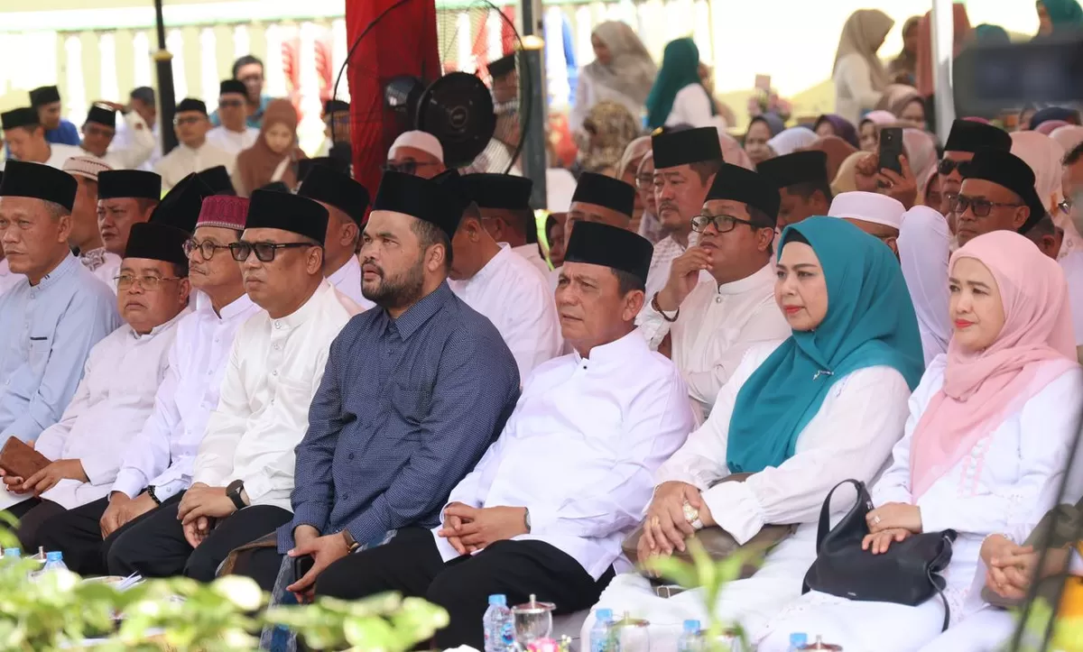Gubernur Kepri Ansar Ahmad bersama pejabat lainnya saat menghadiri Tabligh Akbar dan Doa Bersama menyambut Ramadan di gelar di Pulau Penyengat. (Foto: Diskominfo Kepri)