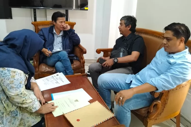 Tiga utusan dari Dewan Pers secara resmi mendatangi kantor redaksi Radar Depok di Ruko Verbena, kawasan Grand Depok City (GDC), Kelurahan Tirtajaya, Kecamatan Sukmajaya. (RADAR DEPOK)