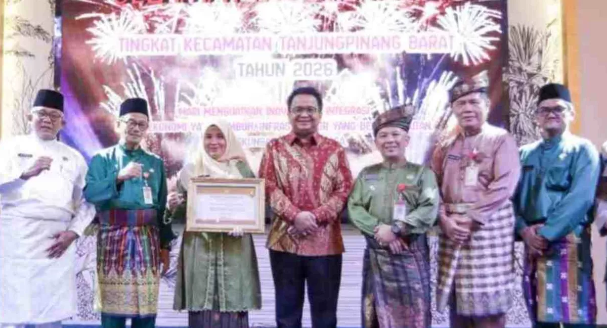 Wawako Tanjungpinang Raja Ariza foto bersama usai membuka Musrenbang Tingkat Kecamatan Tanjungpinang Barat.