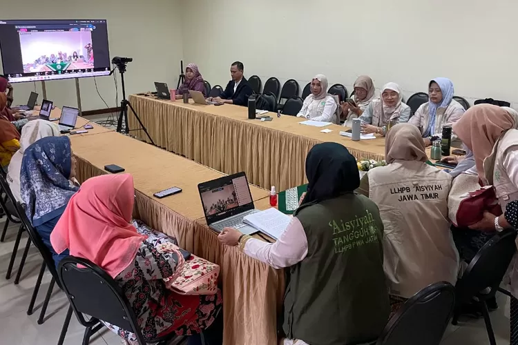 Sesi Tanya Jawab Peserta Setelah Penyampaian Materi dalam acara Green Hero di Lantai 2 Gedung Pimpinan Wilayah Muhammadiyah 'Aisyiyah Jawa Timur yang berada di Surabaya, pada 30 September 2025.