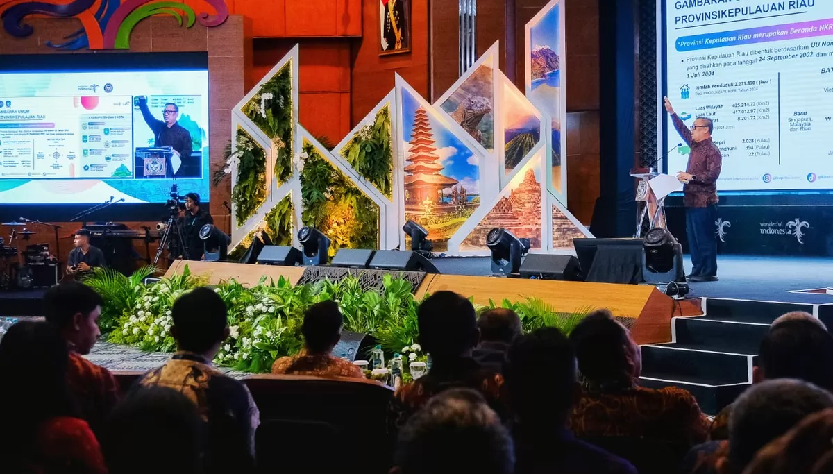 Wagub Kepri, Nyanyang Haris Pratamura saat memaparkan Inovasi dan Sinkronisasi Penataan Cross Border Tourism dan Pariwisata Bahari di Provinsi Kepri pada Rakornas Pariwisata 2026. (Biro Komunikasi Kemenpar RI)