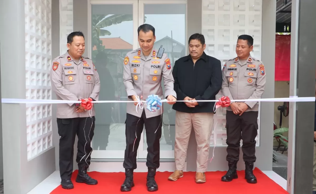 Kapolres Madiun Kota AKBP Rizki Pratama W.P., memotong pita meresmikan Musala An-Nugraha Mapolsek Taman (Humas/SketsaNusantara.id)