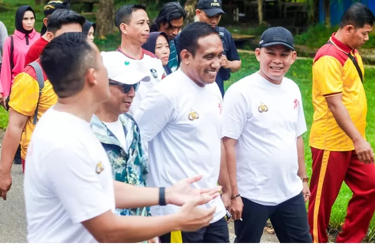 Bupati Mura Heriyus dan Wabup Rahmanto Muhidin dalam kegiatan jalan sehat HUT Bhayangkara ke 79 (Foto : Kalteng Lima)