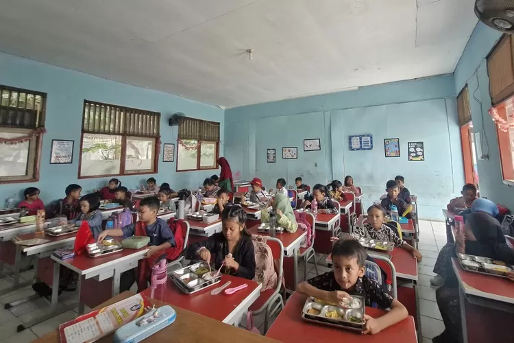 Pelaksanaan Program MBG di SDN Kedaung, siswa terlihat sangat senang dan lahap saat makan, Senin (21/4). (ANDIKA EKA/RADAR DEPOK)