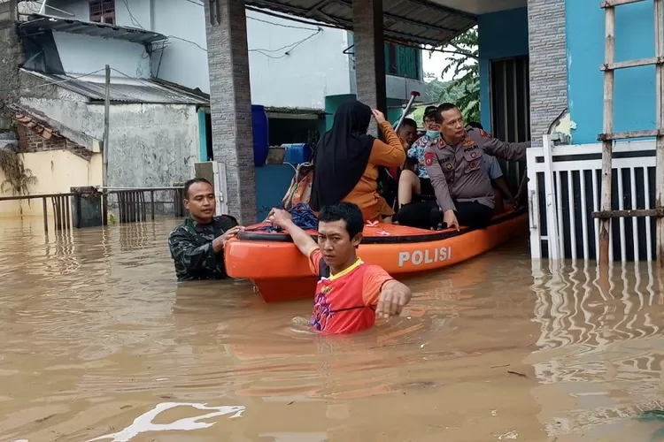 Polisi, TNI dan dinas terkait saat mengevakuasi warga terdampak banjir di perumahan Sawangan Asri, Kota Depok.