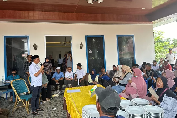Anwar Hafid saat bertemu dengan relawannya di Desa Wuso, Morowali, Sulteng. (Foto: Ist).