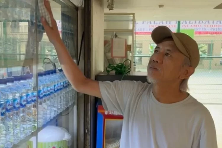 Mengintip kisah perjuangan artis, Epy Kusnandar berbisnis kuliner bersama sang istri usai kini aktor fenomenal itu meninggal dunia. (Instagram.com/@karinaranau9)