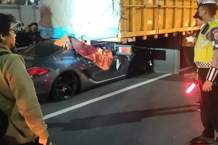 Kronologi Porsche Tabrak Truk Di Tol Dalam Kota Jakarta Hingga Ringsek ...