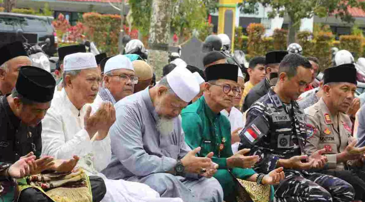 Wakil Walikota Tanjungpinang, Raja Ariza, jajaran Forkopimdadan masyarakat saat menggelar Salat Istisqa di Lapangan Pamedan Ahmad Yani Tanjungpinang.