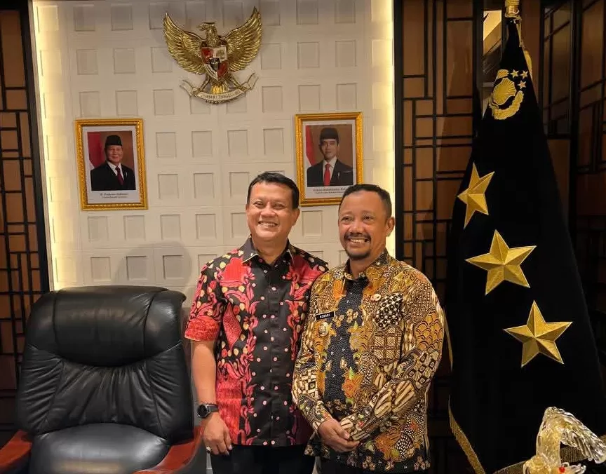 Bupati Buton Tengah, Dr Azhari bersama Sekjen Kementrian Kelautan dan Perikanan (KKP) RI, Komjen Pol. Prof. Dr. Rudy Heriyanto Adi Nugroho, Selasa (27/1) 