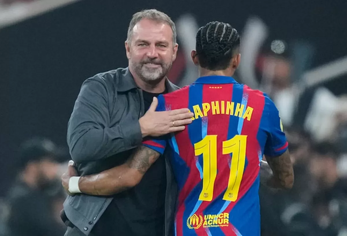 Hansi Flick bersama Raphinha.  (Jose Breton/Getty Images)