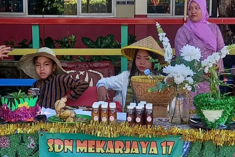 Stand budaya dalam gelaran puncak Gelar Karya P5 di SDN Mekarjaya 17, yang terletak di Kahayan Raya, Kelurahan Abadijaya, Kecamatan Sukmajaya. (ANDIKA EKA/RADAR DEPOK)
