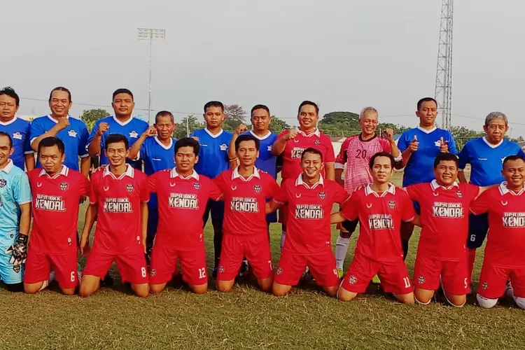 Tim Forwaken Kendal dan tim BPR BKK Kendal foto bersama sebelum bertanding di Lapangan Desa Brangsong jumat 27 september 2024.  (edi prayitno/kontributor Kendal)