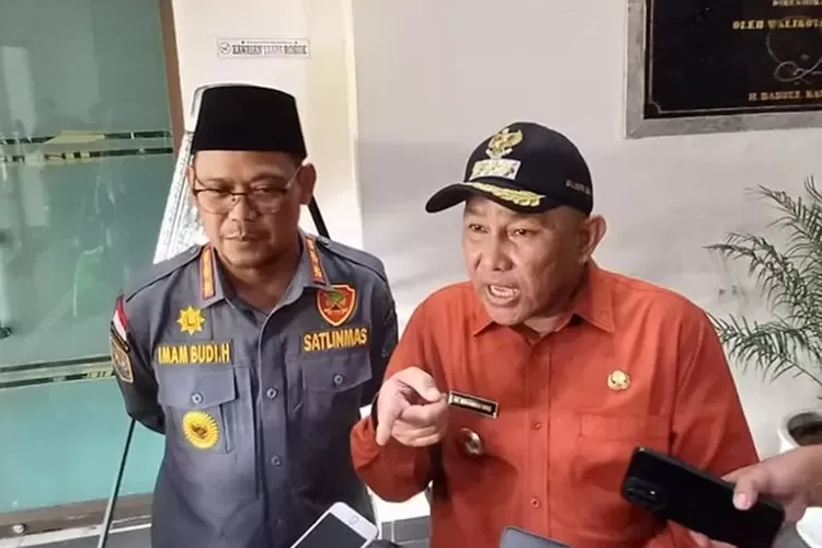 Walikota Depok, Mohammad Idris (kanan) dan Wakil Walikota Depok, Imam Budi Hartono, saat memberi keterangan kepada wartawan, di Balaikota Depok. (ANDIKA EKA/RADAR DEPOK)