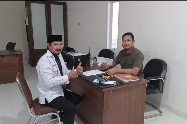 Ketua DPD Laskar Anti Korupsi Indonesia Pemantau 45 (LAKI-P 45) Sulawesi Tengah, Amirudin bersama Kapolsek Bungku Tengah AKP Muh Irham