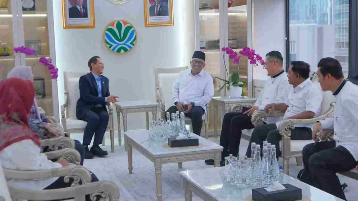 Walikota Tanjungpinang Lis Darmansyah saat melakukan pertemuan bersama Menteri Lingkungan Hidup (LH), Hanif Faisol Nurofiq. 