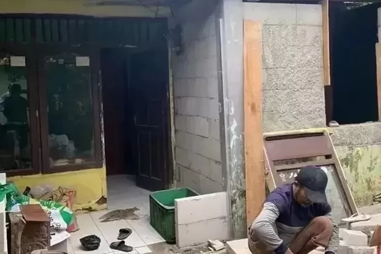 ILUSTRASI : Salah satu RTLH yang berada di Kecamatan Cimanggis, sedang masa perbaikan. (ANDIKA EKA/RADAR DEPOK)