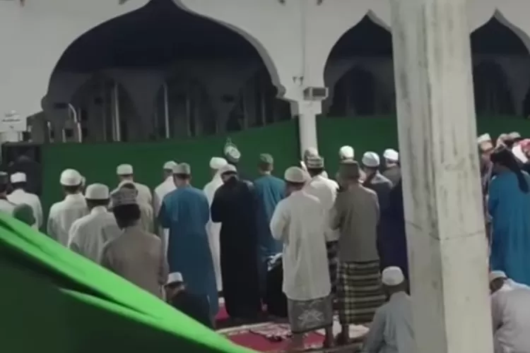 30 Juz Semalam, Salat Tarawih Di Pondok Pesantren Al Fatah Temboro Baru ...