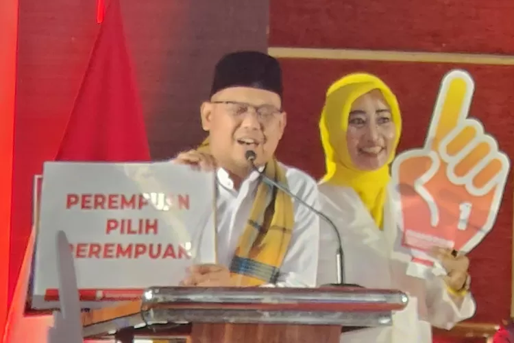 Pasangan Calon Walikota dan Wakil Walikota Depok, Imam Budi Hartono dan Ririn Farabi Arafiq, mendapat nomor urut 1. Pasangan ini punya program khusus untuk perempuan.   (Junior/Radar Depok)