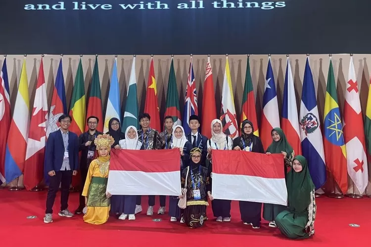 Amira (Bawah Tengah) pada The 8th Belt and Road Teenager Maker Camp and Teacher Workshop. (DOKUMEN SEKOLAH)