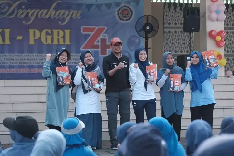 Wakil WaliKota Depok, Imam Budi Hartono bersama perwakilan guru TK disela-sela acara HUT ke-74 IGTKI, di Alun-alun Kota Depok, Selasa (28/5). (PEMKOT DEPOK)