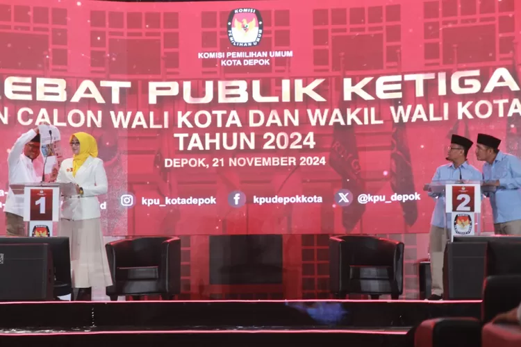  Calon Walikota dan Wakil Walikota Depok, Nomor Urut 1, Imam Budi Hartono-Ririn Farabi Arafiq (Imam-Ririn), dan Nomor Urut 2 Supian Suri dan Chandara Rahmansyah (Supian-Chandra) saling serang dan buka-bukaan dalam debat pamungkas Pilkada Depok 2024, Kamis (21/11) malam. (ARNET/RADAR DEPOK)
