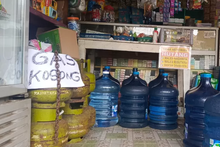LANGKA : Gas elpiji 3 kilogram (kg) sulit ditemukan di Kota Depok, Minggu (2/2). (ALDY RAMA/RADAR DEPOK)