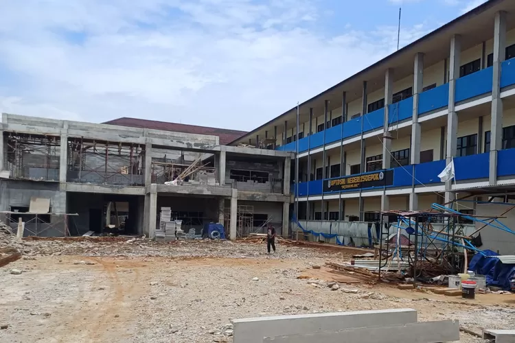 Pelaksanaan pembangunan di SMPN 25 Depok, yang terletak di Jalan Jabon Raya, Kelurahan Bedahan, Kecamatan Sawangan. (ANDIKA EKA/RADAR DEPOK)