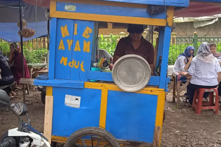 Masih Jadi Misteri Kenapa Gerobak Mi Ayam Berwarna Biru Simak Berbagai