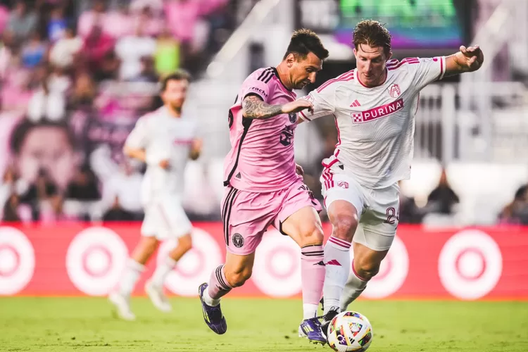 Aksi Lionel Messi dalam pertandingan Inter Miami CF melawan Saint Louis City SC di match ke-18 MLS 2024.  (Inter Miami CF)