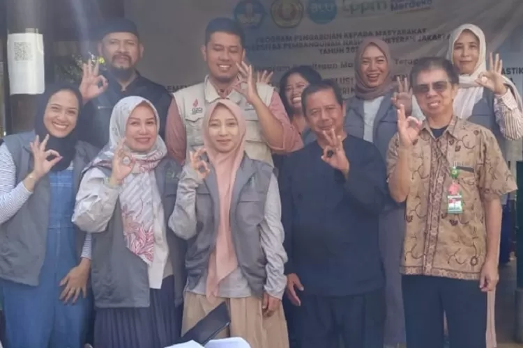 Tim verifikasi lapangan bank sampah dari Direktorat Pengurangan Sampah Kementerian Lingkungan Hidup dan Kehutanan (KLHK), menyambangi Bank Sampah Sawo Kencana, kemarin (20/6). (RADAR DEPOK)