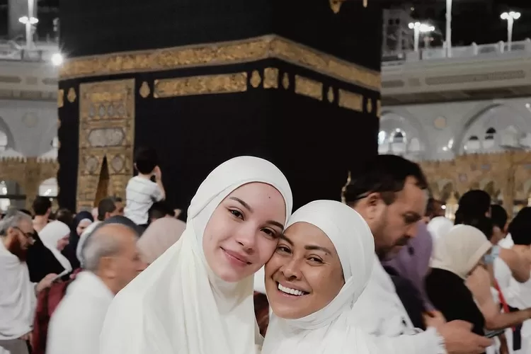 Alyssa Daguise dan ibu pergi umrah pada awal tahun 2025 (Foto: Gorajuara/ Instagram/ @alyssadaguise)