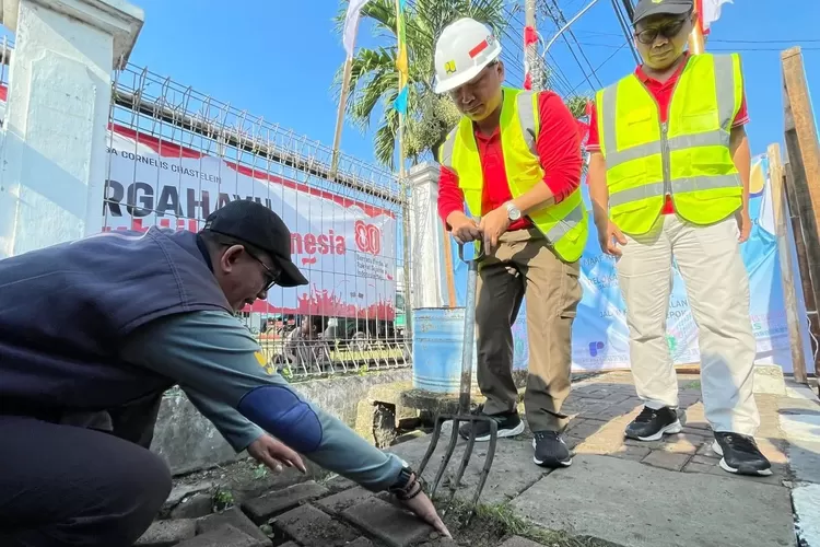Walikota Depok, Supian Suri (tengah) memimpin groundbreaking relokasi kabel udara di Jalan Pemuda, Kelurahan Depok, Kecamatan Pancoranmas, Jumat (15/8). (PEMKOT DEPOK)
