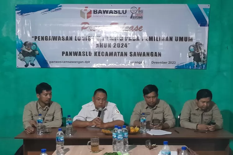 RILIS&nbsp;: Panwascam Sawangan, ketika sosialisasi pengawasan logistik Pemilu 2024 yang berlangsung di Sekretariat Panwascam Sawangan, Kota Depok, belum lama ini. (ALDY RAMA/RADAR DEPOK)
