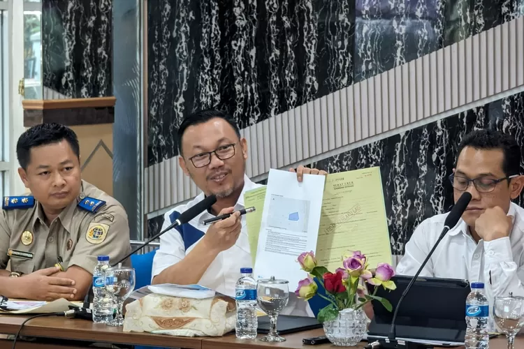 Kepala BPN Kota Depok Indra Gunawan didampingi Kepala Seksi Survei dan Pemetaan Yoga Munawar dan Kepala Seksi Penetapan Hak dan Pendaftaran Dindin Saripudin, memberikan sosialisasi implementasi kantor elektronik, Selasa (21/5). (BPN Kota Depok)