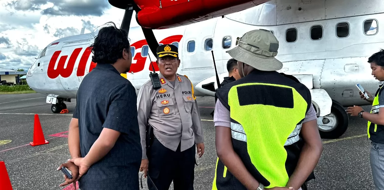 Tampak anggota Polres Yahukimo saat meninjau pesawat Wings Air yang kena tembak.(Polda Papua)