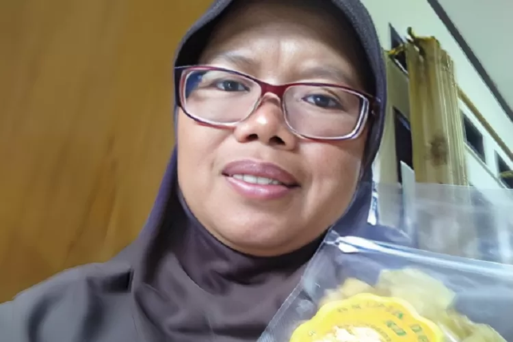 Kusmini, pemilik usaha Kripik pisang, peyek, pecel, kentang Mustofa, tahu bakso, cilok kuah.