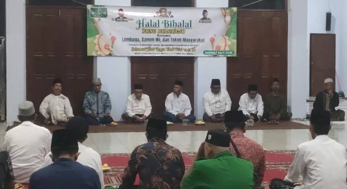 Pengurus BMTNU Bulurejo, Diwek, Jombang beserta anggota PRNU setempat usai penyerahan SHU saat acara halalbihalal.  (SketsaNusantara.id)