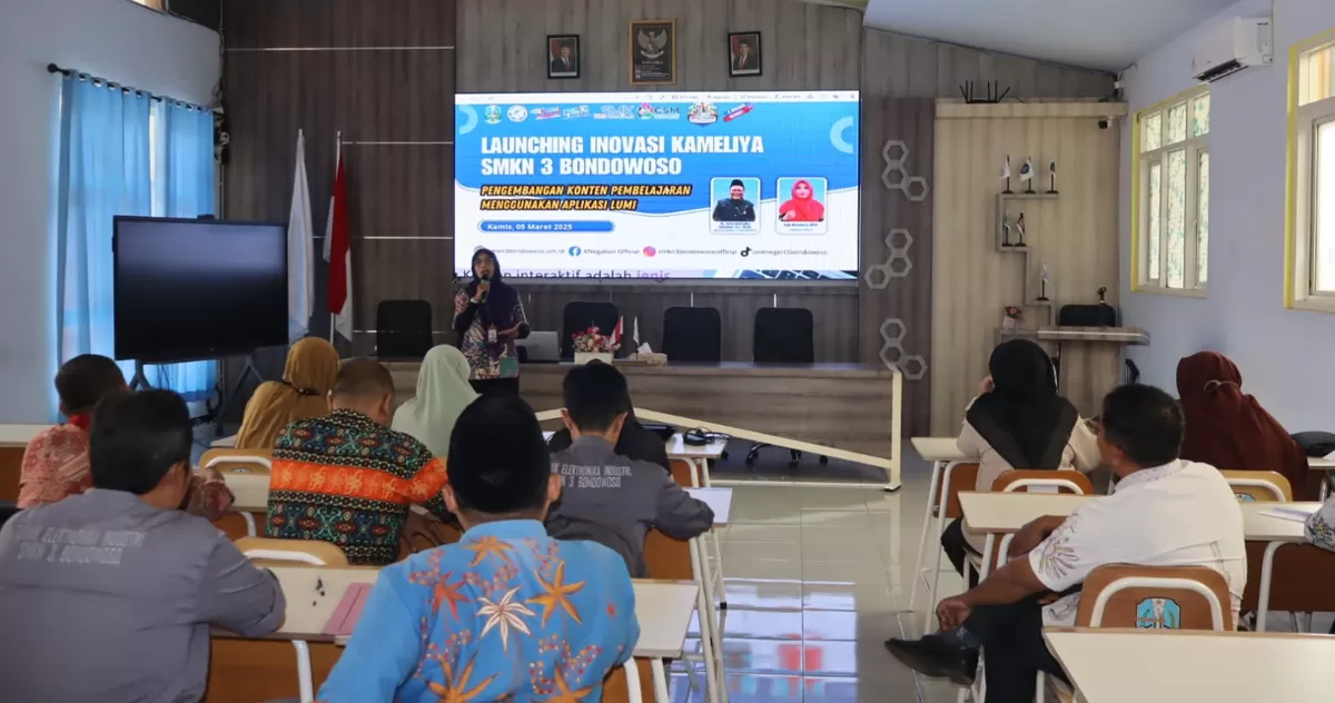 Para guru SMKN 3 Bondowoso sedang mengikuti kegiatan pengenalan proses pembelajaran melalui aplikasi LUMI. (SketsaNusantara.id)
