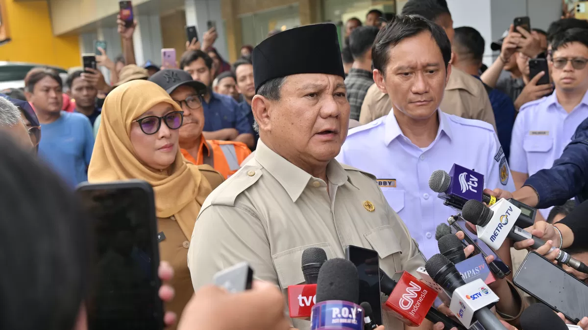Presiden Prabowo Subianto saat diwawancarai seusai menjenguk para korban kecelakaan Kereta Api Argo Bromo Anggrek vs KRL di RSUD Bekasi, Selasa (28/4/2026). (Kalimantansatu.com/Dok. Bakom RI)