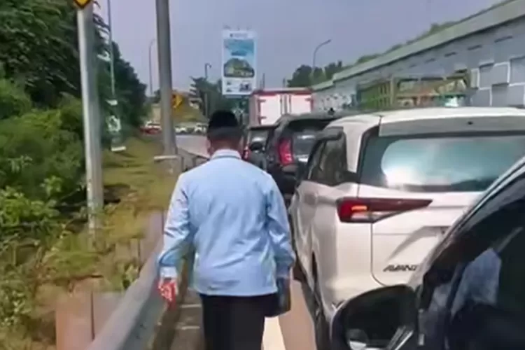 Penampakan Calon Walikota Depok, Supian Suri saat mengarugi kemacetan Jalan Sawangan Raya, beberapa waktu lalu.  (TANGKAPAN LAYAR)